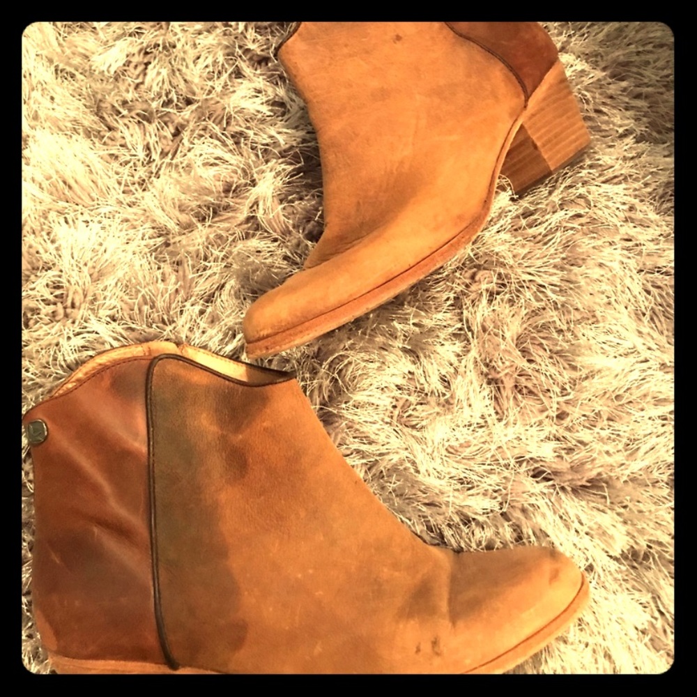 USED KOOLABURRA chestnut leather booties size 11